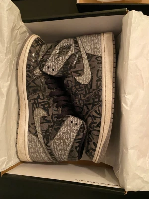 Jordan 4 rebillionare - Äkta Jordan 4 rebillionare storlek 42, kvittot finns. Köpta för 1900kr men de har gått upp i pris och nu säljs för ca 3000kr  Använda ett fåtal gånger därför säljer jag de för 1800kr priset kan diskuteras 