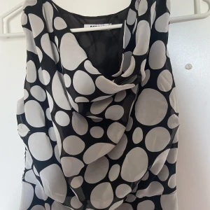 Svar/vit sommarklänning  - Storlek M, svart med vita prickar på, 