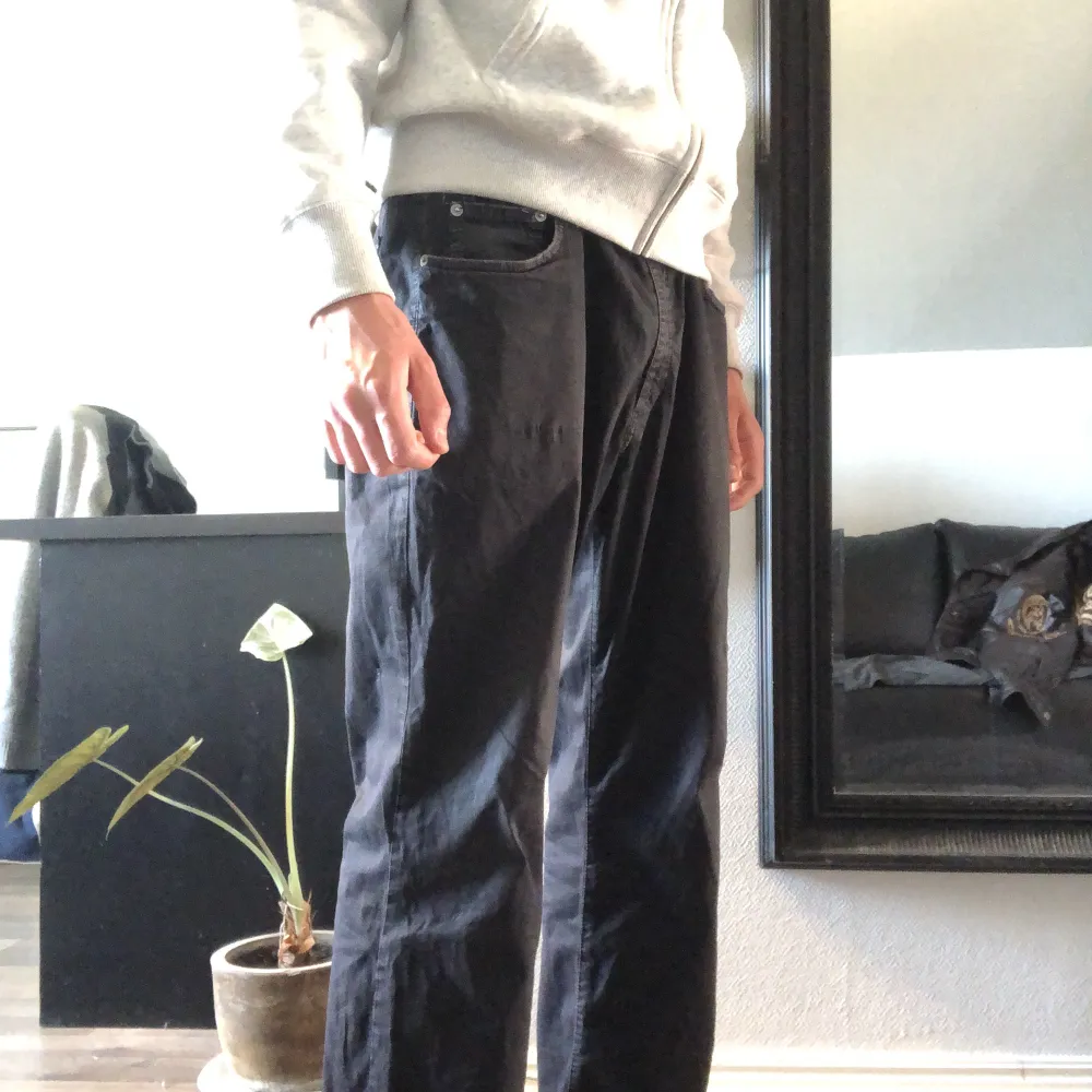 Hej! Säljer dessa svarta byxor som jag inte användet längre. Det är använt skick på dem men fortfarande fina! Hör gärna av dig vid intresse!😊. Jeans & Byxor.