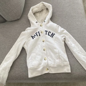 Abercrombie & fitch hoodie - Jätte mysig hoodie till hösten/vintern lätt o matcha med allt fluffig på insidan 