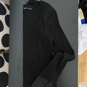 ZARA TRÖJA - Jätte fin svart tröja med skinn detaljer på arm, storlek XS/S