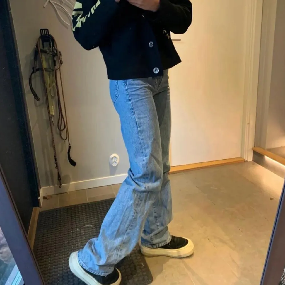 Blåa jeans från Bikbok i storlek 24. Säljs då de är alldeles för små för mig. Har sprättat upp längre ner så de ska bli längre. Skriv för fler bilder❤️(bilderna är från förra ägaren). Farkut & Housut.