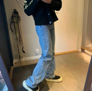 Bikbok jeans  - Blåa jeans från Bikbok i storlek 24. Säljs då de är alldeles för små för mig. Har sprättat upp längre ner så de ska bli längre. Skriv för fler bilder❤️(bilderna är från förra ägaren)