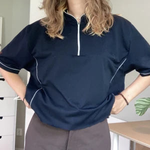 Deltab design tröja - Mörkblå, Avklippt tröja.
