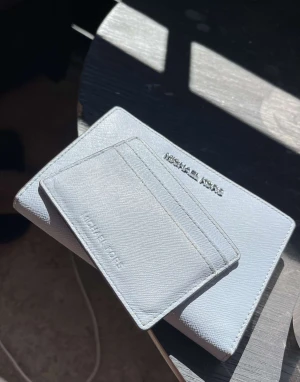 Michael Kors plånbok - Köpt för 2499kr Knappt använd Pris kan ändras vid snabb affär 