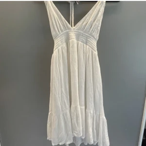 Pull&bear klänning - Jöttefin klänning jag köpt här på Plick, knappt använd💙
