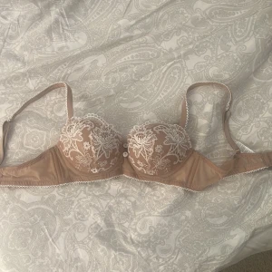 Intimissimi BH - Helt oanvänd bh från Intimissimi i storlek 75B säljer den då den är för liten (jag har vanligtvis 75C). Superfin beige färg med vita spetsdetaljer.