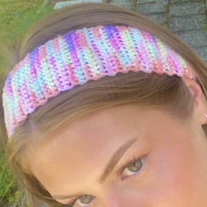 Regnbågsfärgad virkat hårband - Säljer mina egenvirkade hårband i regnbågsfärgat garn. Se även min profil för en blå nyans.   Hårbandet kostar 50 kronor + 15 kronor för frakt.