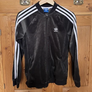 Adidas kofta - Adidas kofta i sammetsmaterial. Står ingen storlek men skulle säga att den passar som S.