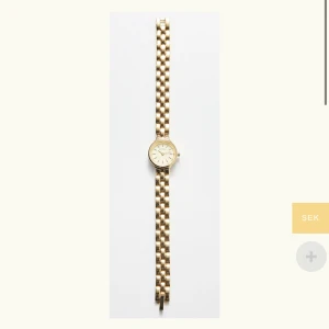 Klocka  - Säljer denna superfina, nästintill nya klockan ifrån Bovou. I pläterat guld. Box och fler klocklänkar finns kvar😊 Ordinarie pris - 1295kr 