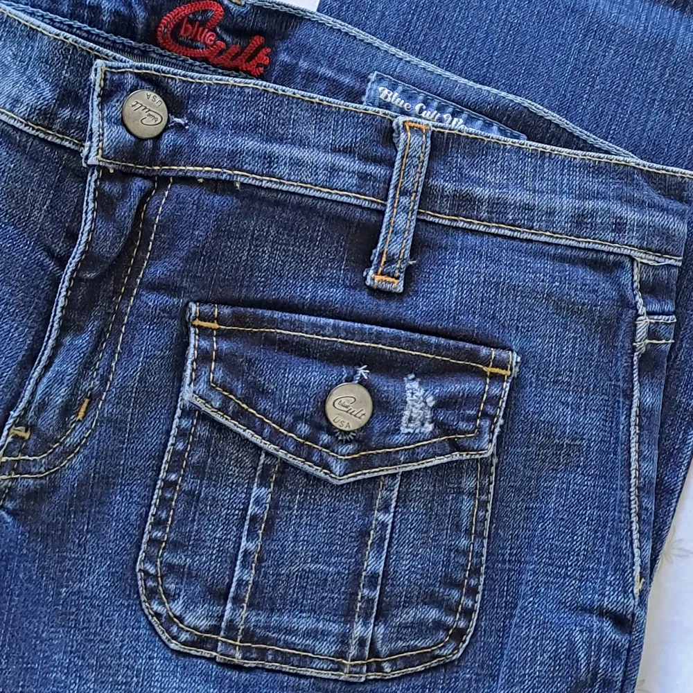 Säljer dessa supersnygga jeans från Blue Cult Women (storlek 29) i jättefint skick💙🫶 Jeansen är lågmidjade i bootcut-modell och har jättesnygga fickor framtill och fina detaljer🪼 De har inga fickor baktill, vilket ger till stilen🫶 Använd gärna köp nu😊💕. Jeans & Byxor.