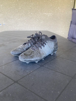 Svart fotbollssko  - Ganska använda men bra skick man kan tvätta dom så dom bli som nya inte trasig