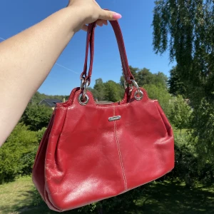 Röd läderväska från Calvin Klein - Säljer en jättefin röd läderväska från Calvin Klein! I bra skick!🤩