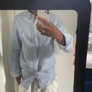 Polo skjorta  - Nu säljer jag min fina ljusblåa polo skjorta som är använd 2-3 gånger, jätte fint skick 9/10, storlek S men passar även en M, säljer den för 399kr, vid fler frågor är de bara att dma, (Kolla gärna in min profil för liknade plagg)