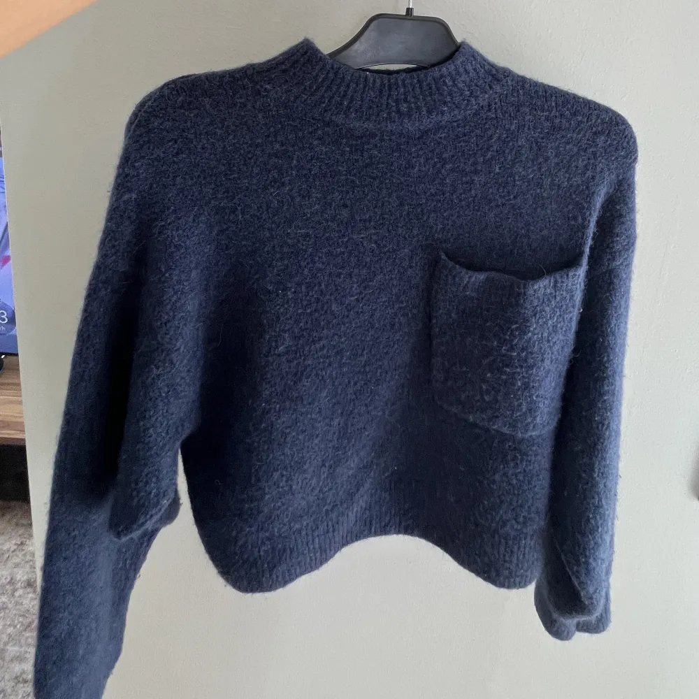 Säljer min marinblåa stickade tröja från other stories som tyvärr är för liten för mig :(. Stickat.