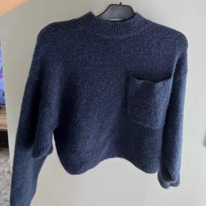 Säljer min marinblåa stickade tröja från other stories som tyvärr är för liten för mig :(