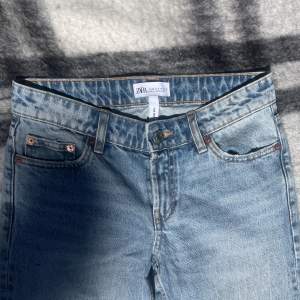 Lågmidjade raka jeans från zara i storlek xs/32, ganska korta i modellen så passar någon som är 155-160 cm lång. Skitsnygga men tyvärr för små för mig 🥹🫶🏼