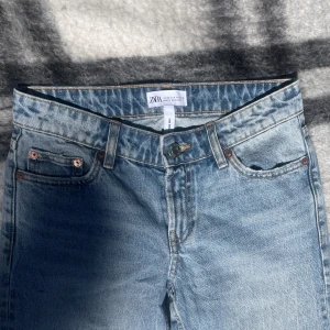 lågmidjade jeans - Lågmidjade raka jeans från zara i storlek xs/32, ganska korta i modellen så passar någon som är 155-160 cm lång. Skitsnygga men tyvärr för små för mig 🥹🫶🏼