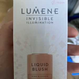 Blush från Lumene - Oöppnad liquid blush ifrån lumene. Råka beställa 2 st, därför säljer jag ena. Ger fint lyster och lätt pigment. Nypris: 269kr