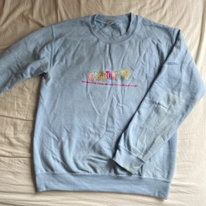 Sweatshirt Ljusblå - Sweatshirt i S från brittiska märket UNIK