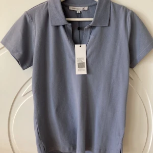 Blågrå piké  - Så fin pike från Flash women. Helt oanvänd (lappen kvar), bra kvalité, säljer då jag behöver rensa. Jättefin färg 🥰