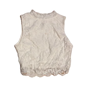 Spets topp - Gullig spets topp i storlek M. Jag skulle säga att den även passar S💗liten fläck på framsidan( kan skicka kort om ni inte ser den)