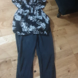 byxor - det är en svart byxa med fickor,  den kan vara 10-11 år gammal. 