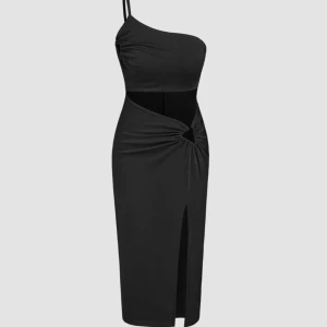 Cut out klänning  - Svart klänning med cut outs, one shoulder och slits. Mjukt och stretchigt material.  Storlek S. Aldrig använd. 