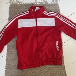 Adidas trackjacket❣️ - Superfin och trendig, men kommer tyvärr inte till användning :( Passar typ XS/S❤️‍🩹