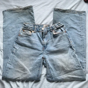 Lager 157 jeans  - Säljer dessa lager 157 jeans dom är utsvängda, dom går att spänna åt i midjan. I botten av byxorna är det slitet annars är dom i bra skick 💕