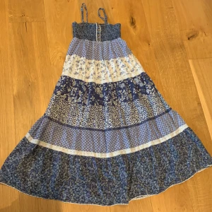 Klänning  - Fin blå klänning med mycket stretch 👍 Härlig att ha på sig en varm sommar dag. 60kr 💙