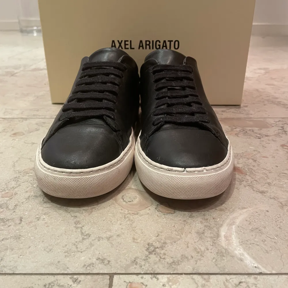 Svarta (Clean 90) arigato sneakers Nypris: 2450kr Använda. Skor.
