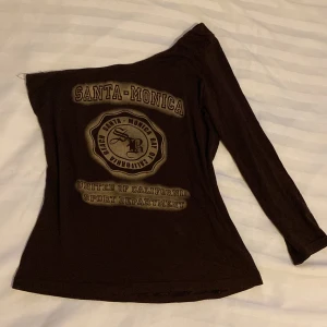 En ärmad tröja - Y2k en ärmad tröja med en graphic 