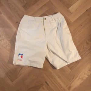 Jorts - Vita Jorts knappt använda. Inga fläckar eller täcken på slitage. Stl L