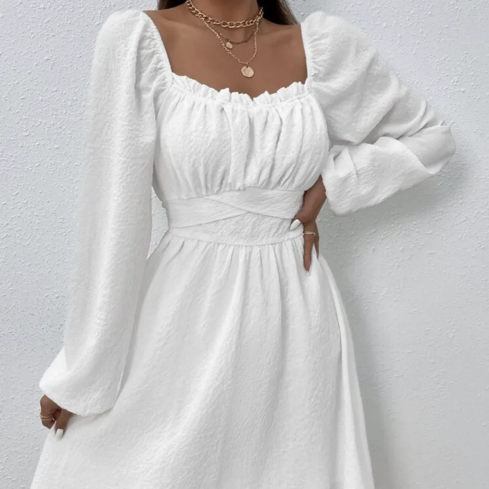 Säljer min jättefina vita klänning med stretchigt material som formar sig till kroppen. Storlek M 🌺. Klänningar.