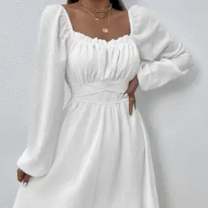 Säljer min jättefina vita klänning med stretchigt material som formar sig till kroppen. Storlek M 🌺
