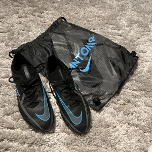 Nike phantom gt 2 elite FG  - Nike phantom gt 2 elite FG. Endast testade en gång på konstgräs, därav smått slitage på dubbarna. Annars i princip nyskick. Köpta för 2799kr. 