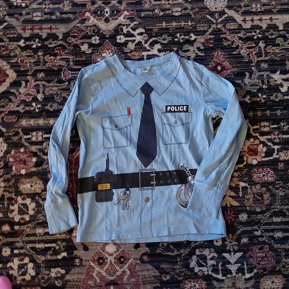 En söt polis tröja som inte är använd är ny köpt och är bra som pyjamas det är byxor med ockås.. Tröjor & Koftor.