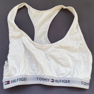 Topp - Topp från Tommy hilfiger i storlek medium 🦋 hör av er vid minsta intresse eller funderingar 🫶