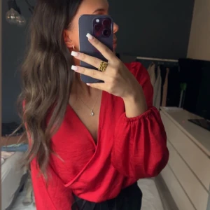 Röd blus från Bikbok - En röd blus från Bikbok köpt förra julen! Jättefin och klar förg men kommer tyvärr ej till användning. Nyskick! Ord pris 299:- Hör gärna av er vid vidare intresse eller frågor ❤️‍🔥