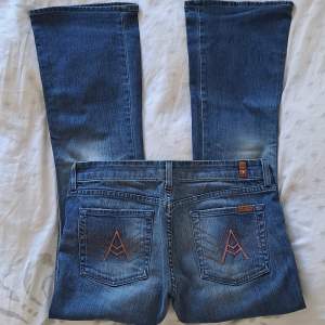 Säljer dessa supersnygga 7 for all mankind jeans (storlek 29) i jättebra skick❤️‍🔥 Jeansen är lågmidjade och i bootcut-modell med snyggt broderi på bakfickorna❤️ Hör av dig vid intresse eller funderingar🫶 Använd gärna köp nu💕