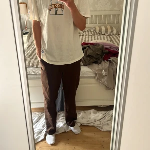 Chinobyxor ifrån Yoke - Ett par bruna byxor i storlek L