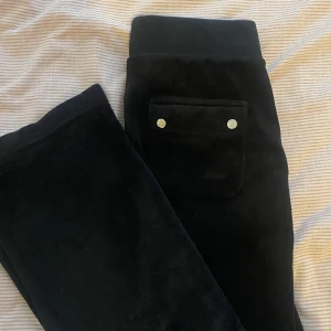 Juicy couture byxor - Svarta juicy byxor köpta på Jackie för 1100kr, super fint skick🤍