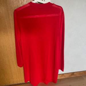 Säljer en röd klänning med hög hals från Gina tricot i storlek L❤️ Använd 1 gång så väldigt fint skick. Lite genomskinlig❤️