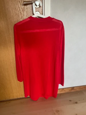 Röd klänning❤️ - Säljer en röd klänning med hög hals från Gina tricot i storlek L❤️ Använd 1 gång så väldigt fint skick. Lite genomskinlig❤️