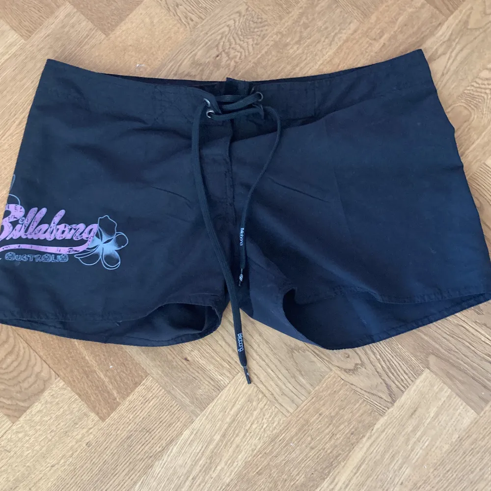 Lågmidjede och sköna shorts från BILLABONG. Nypris runt 500kr . Shorts.