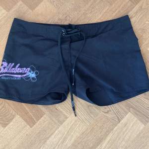 Lågmidjede och sköna shorts från BILLABONG. Nypris runt 500kr 