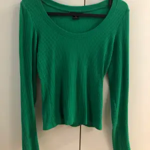 En grön tunn tröja köpt från Monki och använt 1 gång. Den sitter tight och är jättefin☺️ Jag hittade en annan tröja och säljer därför denna. Precis som ny och nytvättad