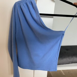 One shoulder tröja  - Blå one shoulder topp från GinaTricot, rynkiga detaljer vid axeln. Använd endast en gång. 