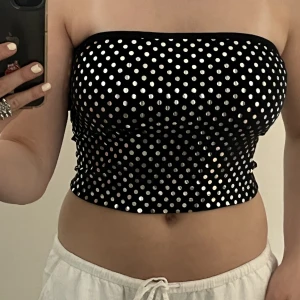 Glittrig baundeau-topp - Sammets glittrig topp frpn NA-KD köpt till nyår men blev aldrig använd så enbart testad. 